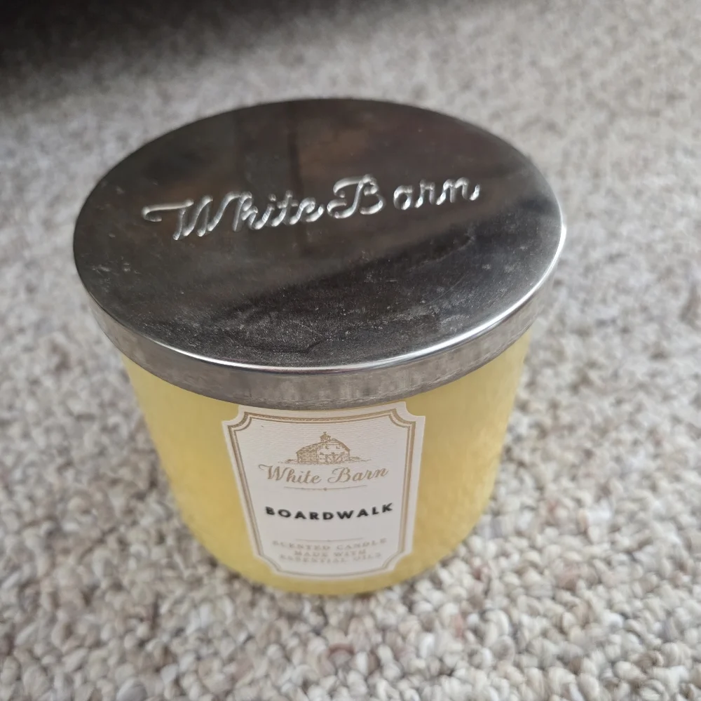 ๐2/$15 White Barn Boardwalk Candle - Sunny Yellow - Picture 1 of 5